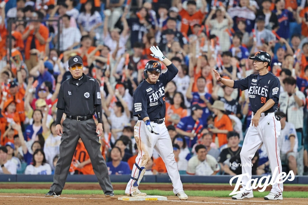한화 이글스 문현빈이 6일 대구 삼성라이온즈파크에서 열린 2025 KBO리그 정규시즌 삼성 라이온즈와의 원정 경기에서 안타를 친 뒤 기뻐하고 있다. 한화 이글스 제공