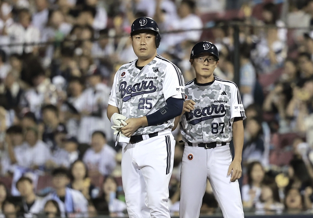 두산 베어스 양의지가 10일 서울 잠실야구장에서 열린 2025 KBO리그 정규시즌 LG 트윈스와의 경기에서 안타를 친 뒤 출루해 있다. 뉴시스