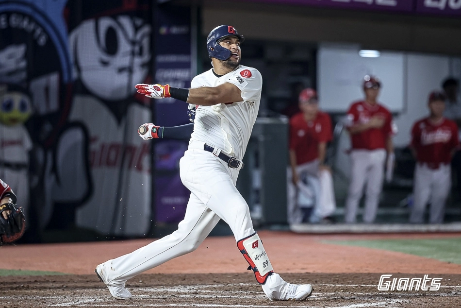 롯데 자이언츠 빅터 레이예스가 13일 부산 사직야구장에서 열린 2025 KBO리그 정규시즌 SSG 랜더스와의 홈 경기에서 타격하고 있다. 롯데 자이언츠 제공