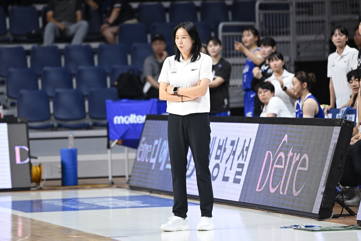 최윤아 인천 신한은행 감독이 지난 2일 부산 사직체육관에서 열린 2025 박신자컵 조별리그 청주 KB전에서 선수들을 바라보고 있다. WKBL 제공