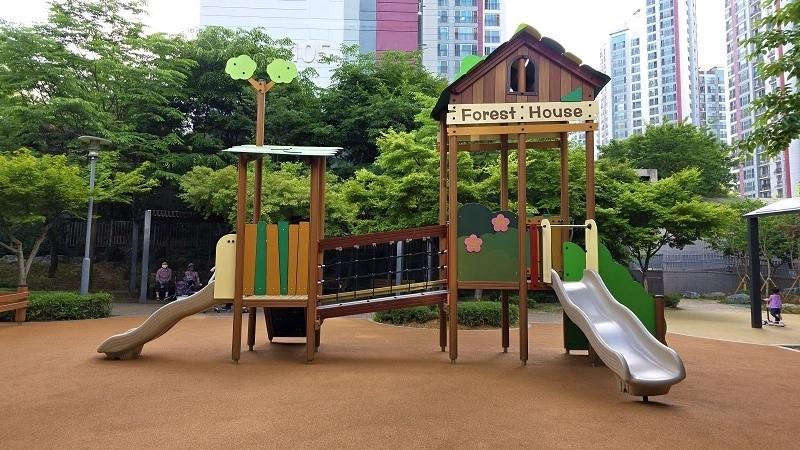 ▲ 화성 봉담아이파크 어린이놀이터. 놀이시설 하부에 코르크를 적용해 어린이 안전사고 예방 및 미끄럼 방지 효과를 높임