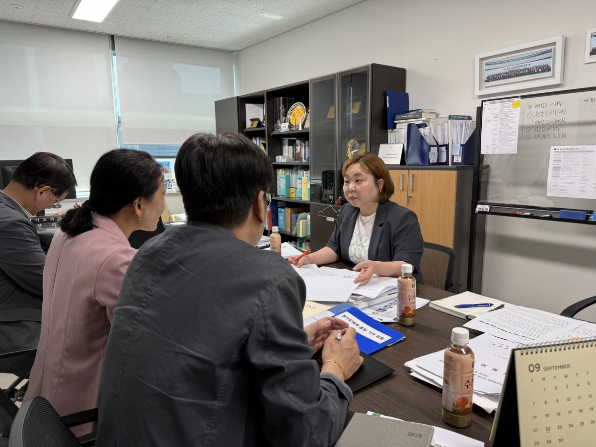 전자영 의원(교육행정위원회)이 15일 경기도교육청 학교공간조성과 김은선 과장 및 관계공무원들과 ‘경기도교육청 상상형 학교놀이터 조성에 관한 조례안’ 추진 의견수렴을 위한 간담회를 진행하고 있다. (사진=경기도의회)