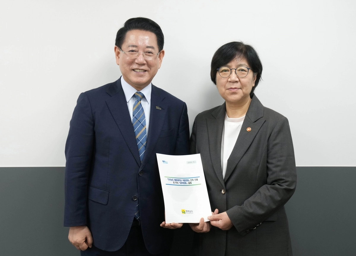 김영록 전남지사가 15일 정부서울청사에서 정은경 보건복지부 장관과 면담을 하고 있다.