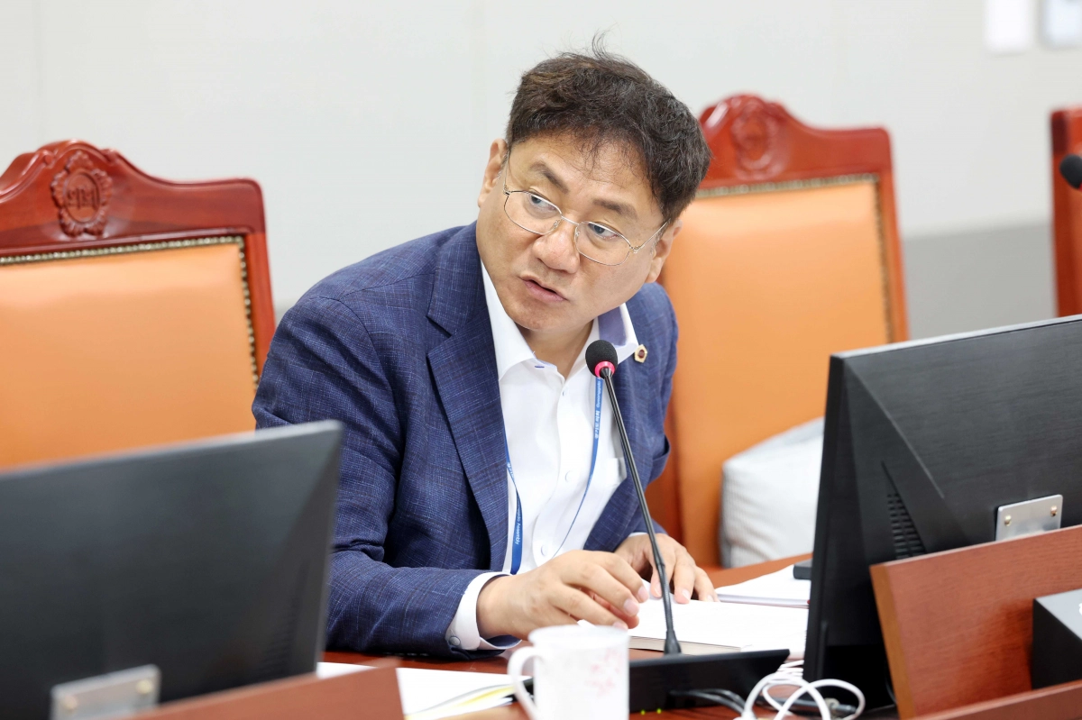 오준환 의원(도시환경위원회)이 12일 제386회 임시회 경기주택도시공사 사장 후보자 인사청문회에서 김용진 후보자의 자질에 대해 의문을 제기하고 있다. (사진=경기도의회)