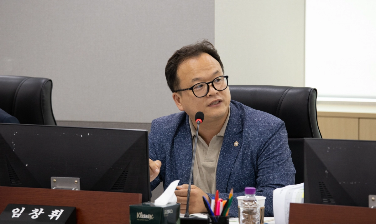 임창휘 의원(예산결산특별위원회)이 15일 추가경정예산안 심사에서 취ㆍ등록세 중심의 지방세 제도 개선 등 재정 안정성을 높이기 위한 적극적인 노력을 촉구하고 있다. (사진=경기도의회)