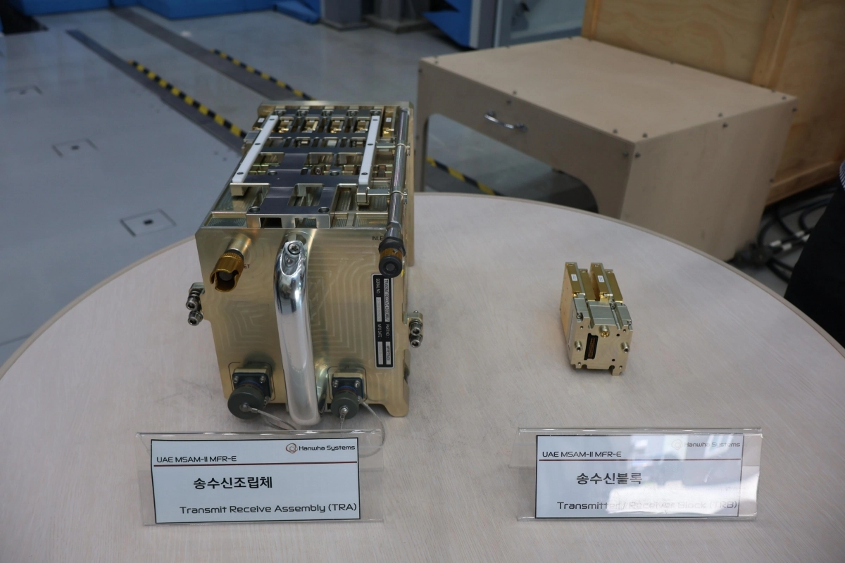 송수신 블록(오른쪽)과 조립체. 한화시스템 제공