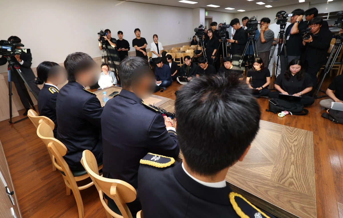 이 경사 팀원인 인천해경 영흥파출소 직원들이 15일 이 경사 발인을 앞두고 인천 동구의 한 장례식장에서 사건의 진상이 은폐됐다며 기자회견을 하는 모습. 연합뉴스