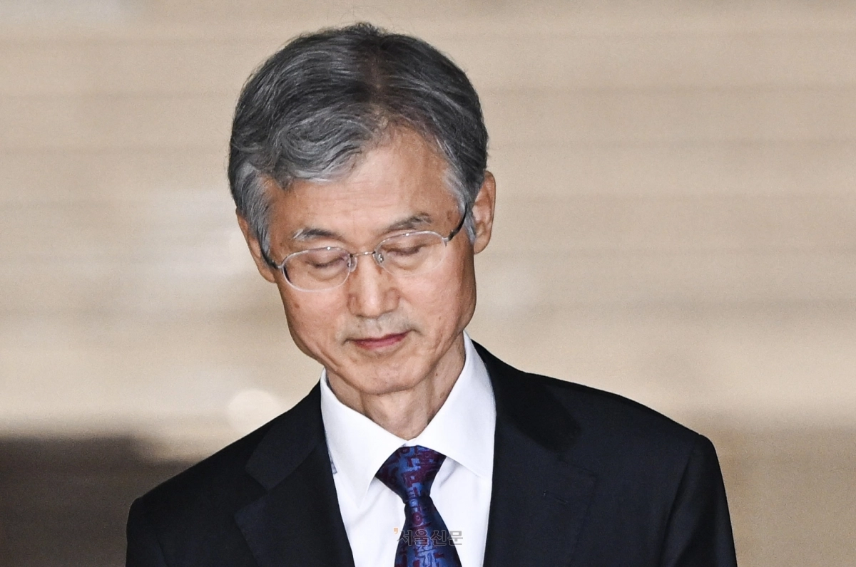 조희대 대법원장이 15일 서울 서초구 대법원 청사를 나서고 있다. 이날 더불어민주당 지도부는 조 대법원장에 대한 사퇴 요구를 강화했다. 2025.9.15 이지훈 기자
