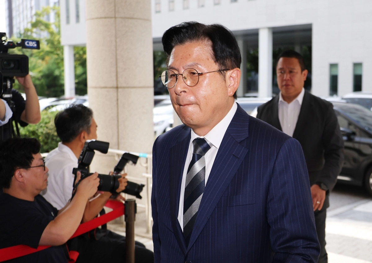 황교안 자유와혁신 대표가 15일 서울 양천구 서울남부지방법원에서 열린 ‘국회 패스트트랙(신속처리안건) 충돌 사건’ 1심 결심 공판에 출석하고 있다. 연합뉴스