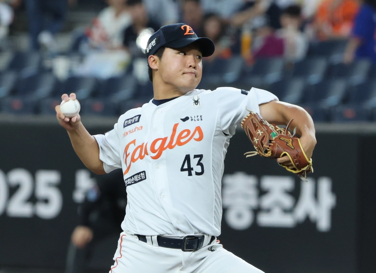 한화 이글스 정우주가 15일 대전 한화생명볼파크에서 열린 2025 프로야구 정규시즌 키움 히어로즈와의 홈 경기에서 공을 던지고 있다. 대전 뉴스1