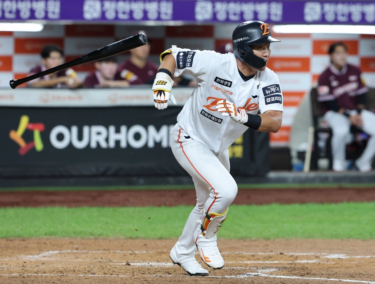 한화 이글스 황영묵이 15일 대전 한화생명볼파크에서 열린 2025 프로야구 정규시즌 키움 히어로즈와의 홈 경기에서 타격하고 있다. 대전 뉴스1