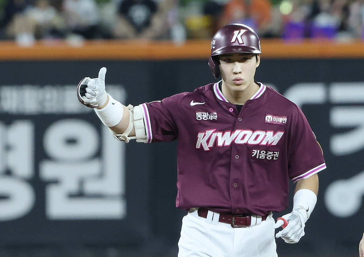 키움 히어로즈 이주형이 15일 대전 한화생명볼파크에서 열린 2025 프로야구 정규시즌 한화 이글스와의 원정 경기에서 적시타를 친 뒤 기뻐하고 있다. 대전 뉴스1