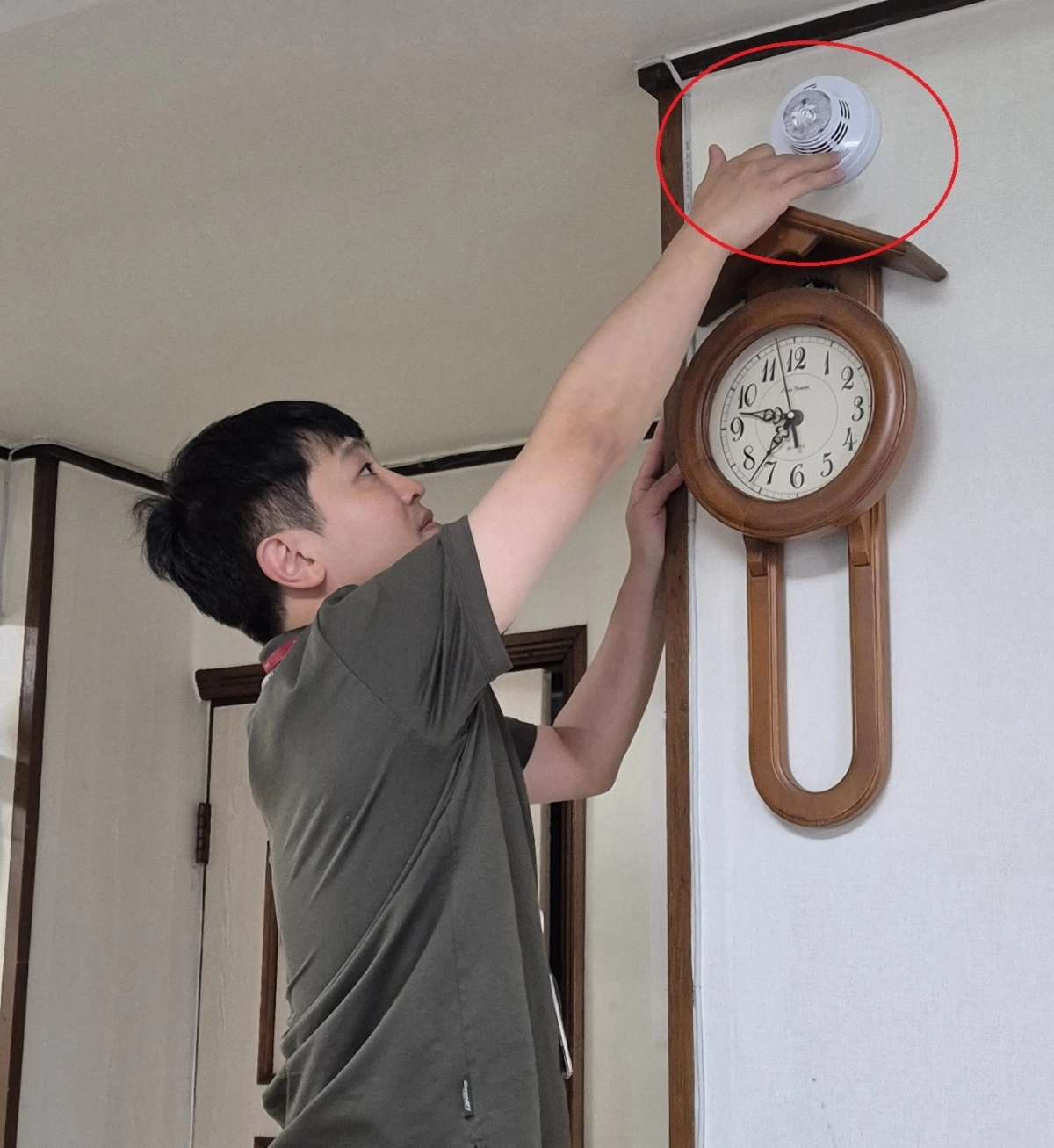 서울 동대문구 청각장애인 가구에 시각 화재경보기를 설치하는 모습. 동대문구 제공