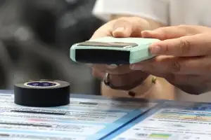 착륙 15분 전, 손에 쥔 보조배터리서 ‘연기’…아찔했던 기내 상황
