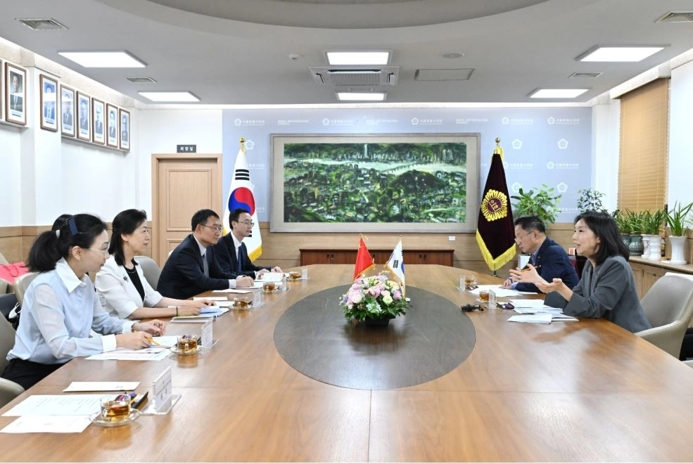 베이징시인대 대표단과 면담 중인 최호정 의장(오른쪽 위에서부터 두 번째)