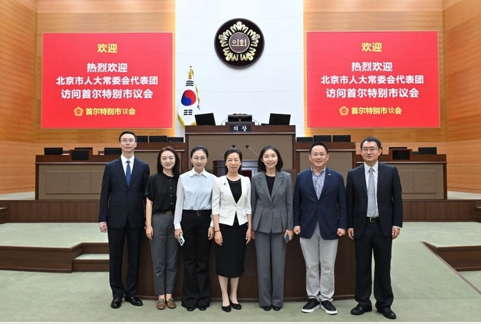 본회의장을 참관하는  베이징시인민대표대회 상무위원회 법제위원회 청샤오쥔 부주임 및 대표단