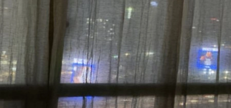 커튼 친 상태에서 전광판 조명이 아파트내부로 투과되는 모습. 서울시의회