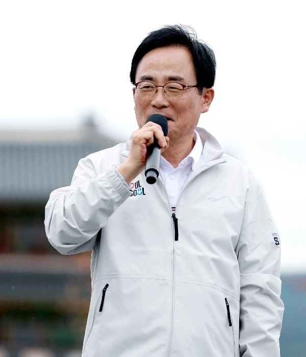 김형재 의원이 지난 12일 광화문광장 잔디마당에서 개최된 ‘제106회 전국체육대회 서울시선수단 출정식’에 참석하여 축사하고 있다.