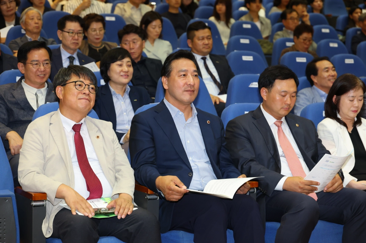 김용성 의원(보건복지위원회)이 9월 15일 경기도경제과학진흥원에서 열린 ‘제26회 사회복지의 날’ 기념행사에 참석해 자리에 앉아 있다. (사진=경기도의회)