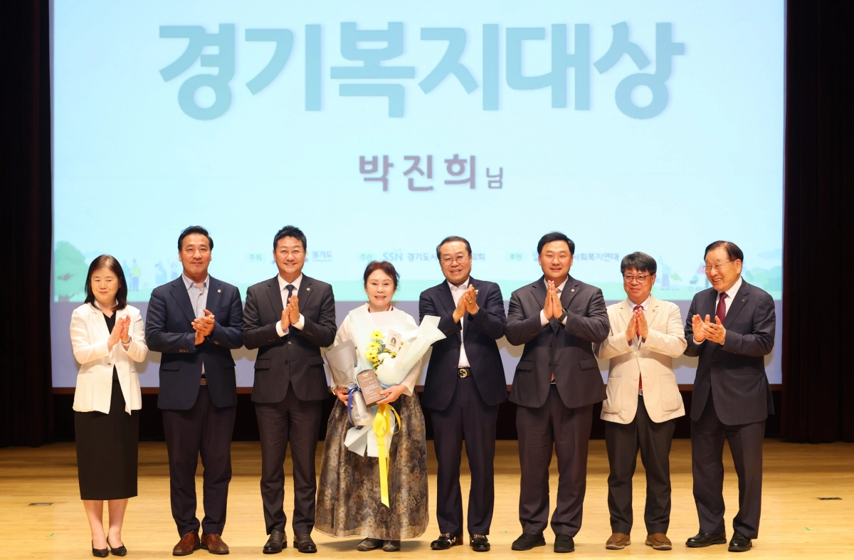 김용성 의원이 사회복지유공자들과 함께 기념촬영을 하고 있다. (사진=경기도의회)