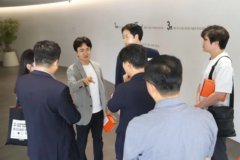 시공사에 문제 해결을 촉구하고 있는 서준오 시의원