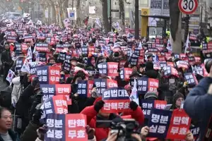 尹구속에 ‘헌재 방화·경찰 폭행’ 글 올린 30대 무죄 이유 “청유형 표현 써서”