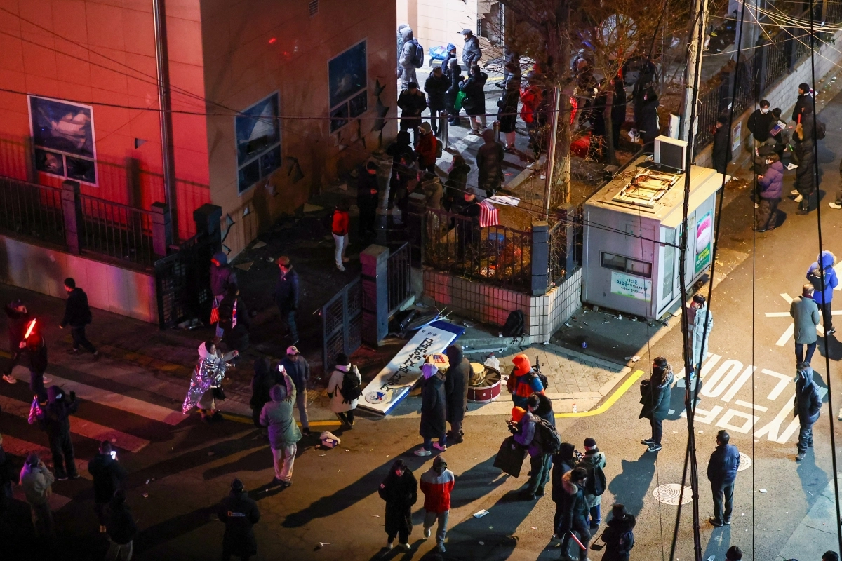 윤 대통령 구속...지지자들 서부지법 침입해 난동