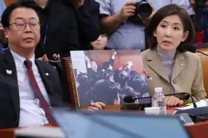 정청래 “법사위 말고 법정 가라”…나경원 “李부터 내려와라”