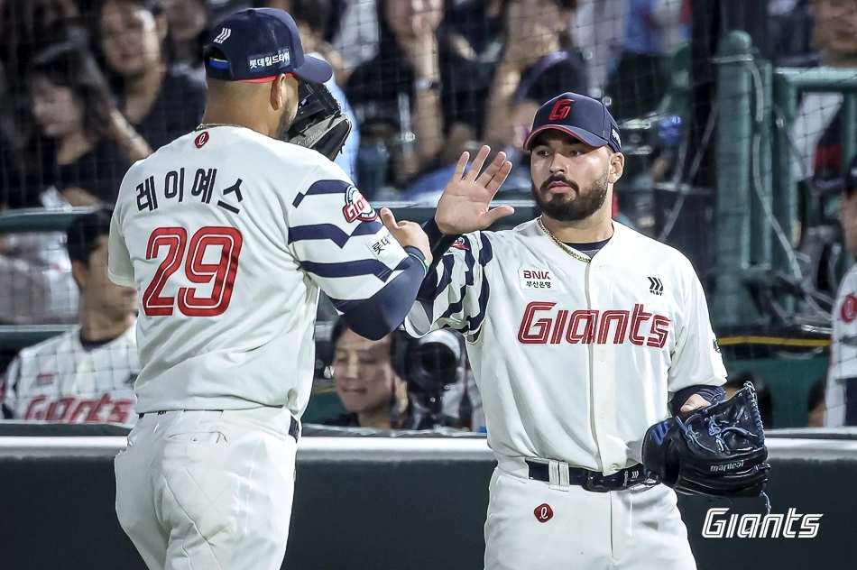 롯데 자이언츠 알렉 감보아가 9일 부산 사직야구장에서 열린 2025 KBO리그 정규시즌 한화 이글스와의 홈 경기에서 빅터 레이예스와 하이파이브하고 있다. 롯데 자이언츠 제공