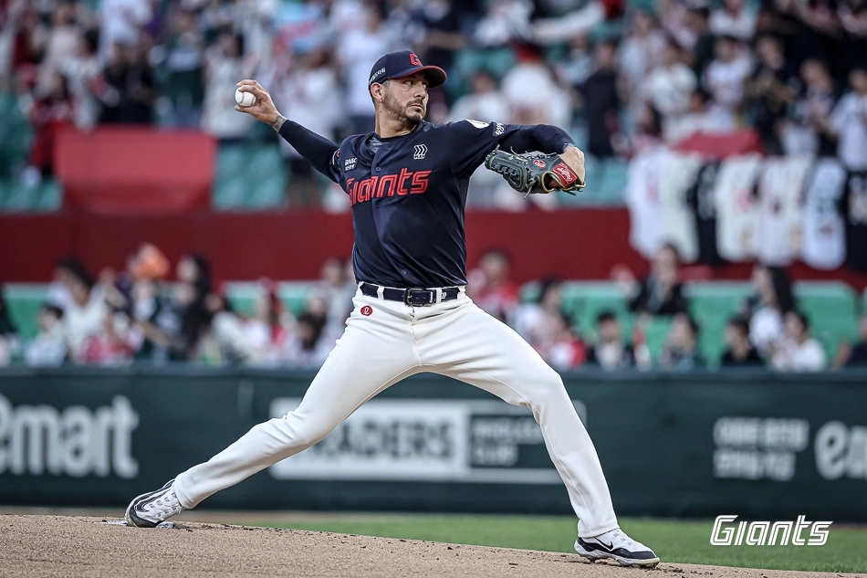 롯데 자이언츠 빈스 벨라스케즈가 5일 인천 SSG랜더스필드에서 열린 2025 KBO리그 정규시즌 SSG 랜더스와의 원정 경기에서 공을 던지고 있다. 롯데 자이언츠 제공