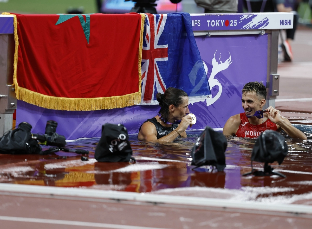 2025년 9월 15일 일본 도쿄 국립경기장에서 열린 세계육상선수권 남자 3000ｍ 장애물 결선에서 금메달을 차지한 뉴질랜드의 조디 비미시(왼쪽)와 은메달을 딴 모로코의 수피아네 엘 바칼리가 함께 기뻐하고 있다. 신화 뉴시스