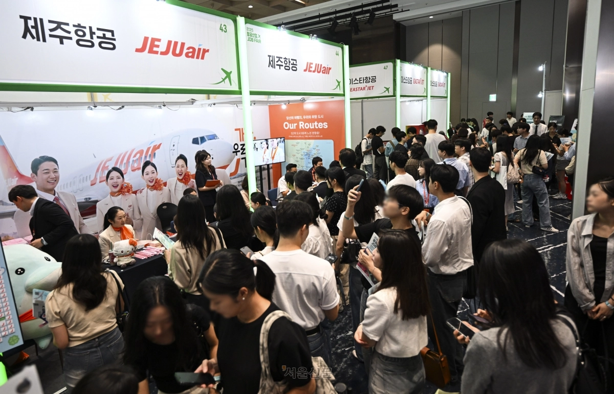 16일 서울 강서구 코엑스 마곡에서 열린 제8회 항공산업 잡페어가 구직자들로 붐비고 있다. 올해로 8회째를 맞는 이번 박람회는 2018년부터 매년 열린 항공산업 취업 박람회다. 2025.9.16 이지훈 기자