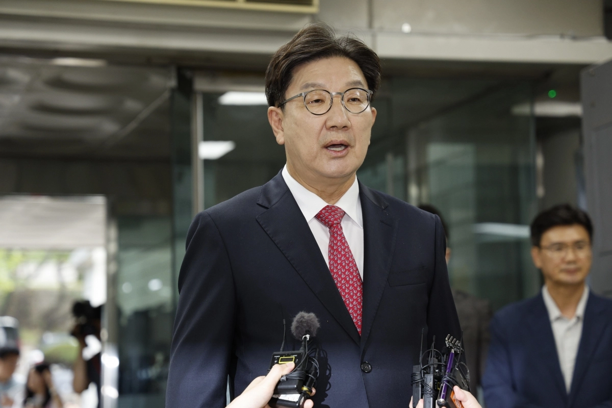 권성동 국민의힘 의원이 16일 오후 ‘통일교 불법 정치자금 수수’ 의혹(정치자금법 위반 혐의) 관련 구속 전 피의자 심문(영장실질심사)에 출석하려고 서울 서초구 중앙지방법원에 들어서며 취재진에게 입장을 밝히고 있다. 2025.9.16 뉴스1