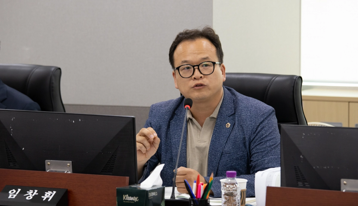 임창휘 의원(예산결산특별위원회). 15일 추가경정예산안 심사에서 남한산성 소나무 군락지 선제적 보호와 야간 관광 활성화 촉구. (사진=경기도의회)