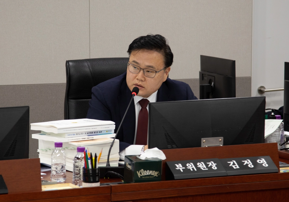 김정영 의원(예산결산특별위원회). 15일 추가경정 예산 심의에서 ‘민생회복 지원금 재원 마련을 위한 민생 예산 삭감 및 세수 추계 부적정’에 대해 강하게 비판. (사진=경기도의회)
