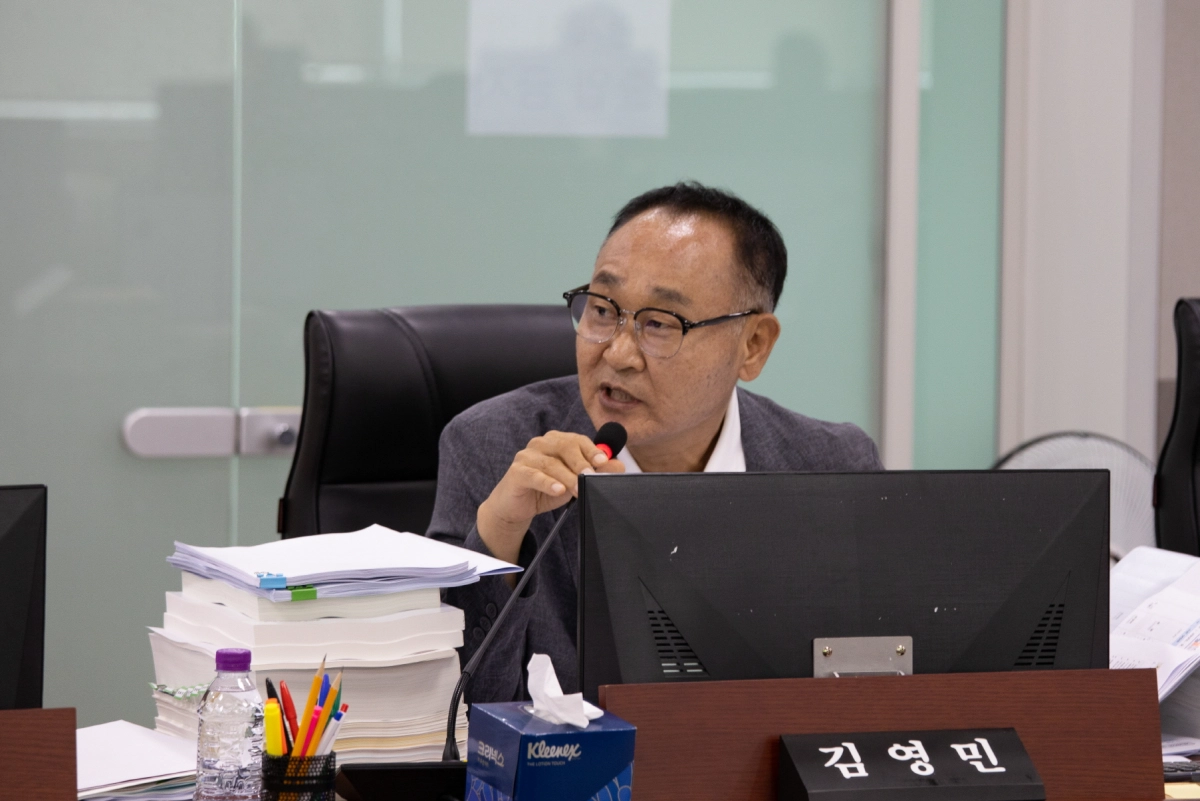 김영민 의원(예산결산특별위원회). 15일 추가경정예산안 심사에서 경기도의 재정운용 문제 지적하고 세입 추계의 신뢰성 확보와 정책사업의 실효성 검토 촉구. (사진=경기도의회)