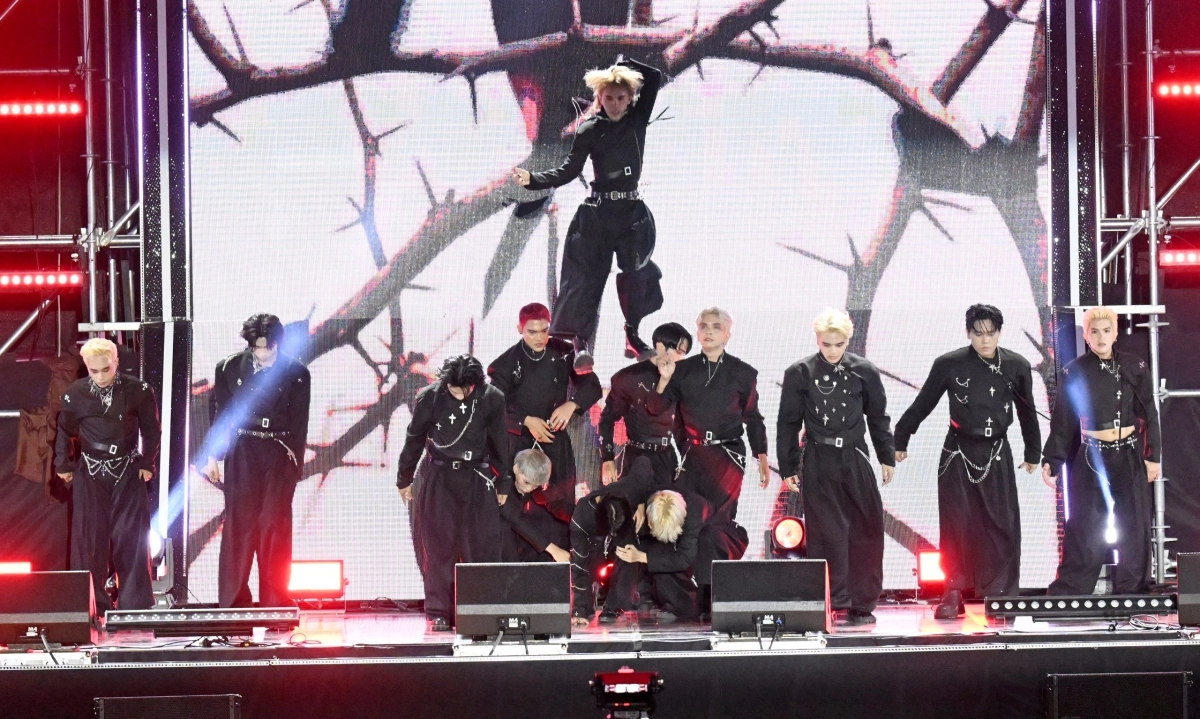 지난 13일 서울광장 상설무대에서 2025 K-팝 커버댄스 페스티벌 월드파이널에서 필리핀 남성 13인조 그룹 패러다임(PARADIGM)이 화려한 공연을 펼치고 있다.