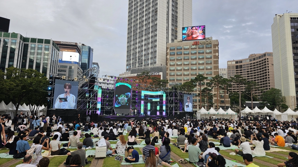 지난 13일 서울광장에서 열린  ‘K-팝 커버댄스 페스티벌 월드 파이널’은 개그맨 김성원, AB6IX 멤버 이대휘, 원밀리언 안무가 하리무가 공동 MC를 맡아 현장 분위기를 한층 고조시켰다.