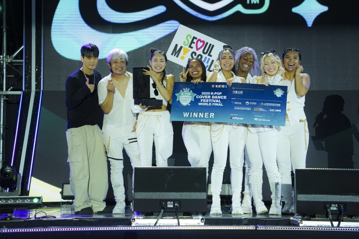 지난 13일 서울광장에서 열린 제15회 ‘K-팝 커버댄스 페스티벌 월드 파이널’에서 ITZY(있지)의 ‘마.피.아 in the morning’에 맞춰 공연을 펼친 미국 ‘케이엔디’(KND)가  ‘위너’ 타이틀을 차지한 뒤 기뻐하고 있다.
