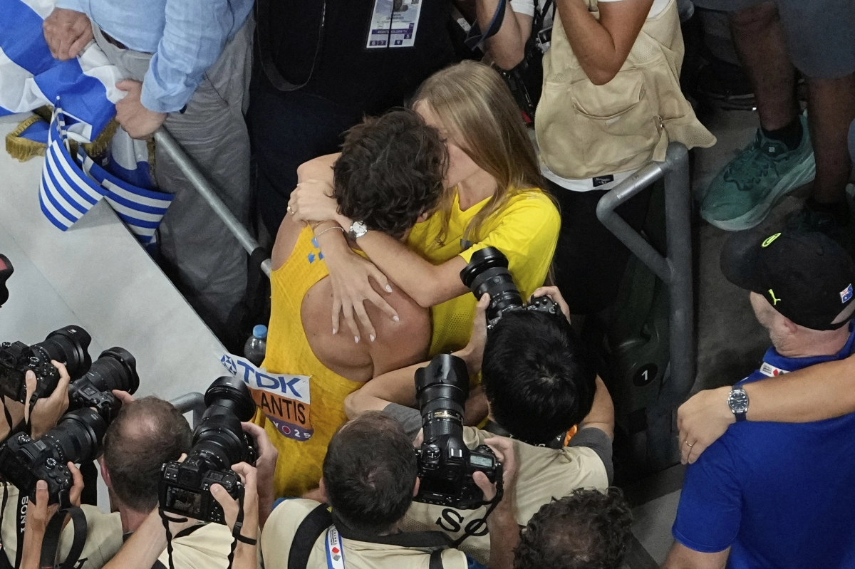 아먼드 듀플랜티스(왼쪽)가 15일 일본 도쿄 국립경기장에서 열린 2025 세계육상선수권대회 남자 장대높이뛰기에서 세계 기록을 새로 작성한 직후 관중석으로 달려가 여자친구 데지레 잉글란더와 입을 맞추고 있다. 도쿄 AP 연합뉴스