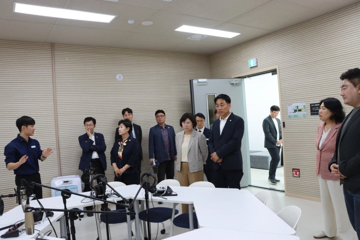 교육행정위원회 의원들이 센터 관계자로부터 스튜디오 시설과 프로그램을 설명 듣고 있다. (사진=경기도의회)