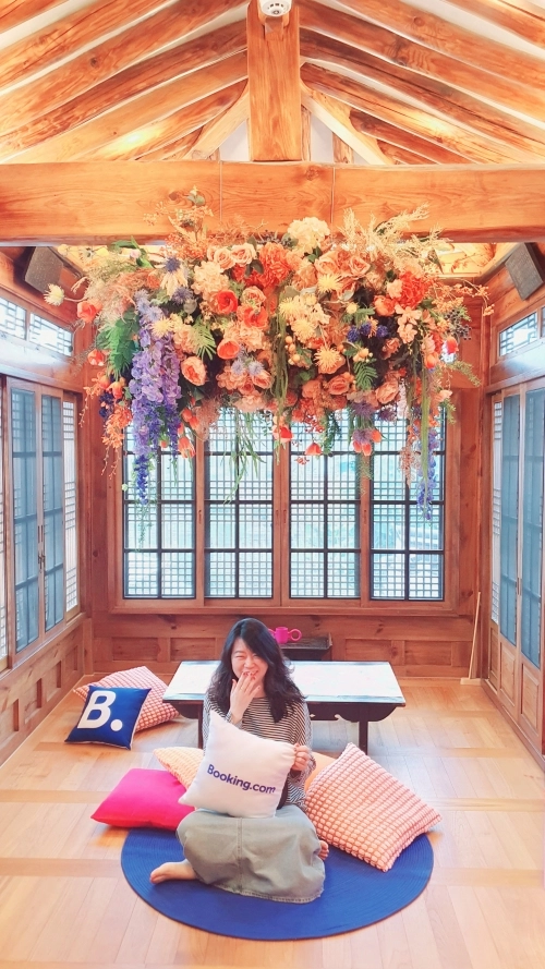 전통 한옥과 네덜란드 야생화 감성이 어우러진 ‘드 한옥’ 객실 내부 모습.