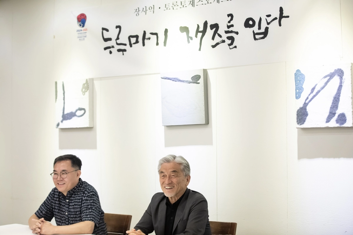 소리꾼 장사익(오른쪽)이 16일 서울 중구 달개비에서 캐나다 토론토 재즈 오케스트라와 협연 공연에 앞서 라운드 인터뷰를 진행하고 있다. 왼쪽은 토론토 재즈 오케스트라와의 녹음과 공연에서 음악감독을 맡은 정재열 목원대 교수. 행복을뿌리는판 제공