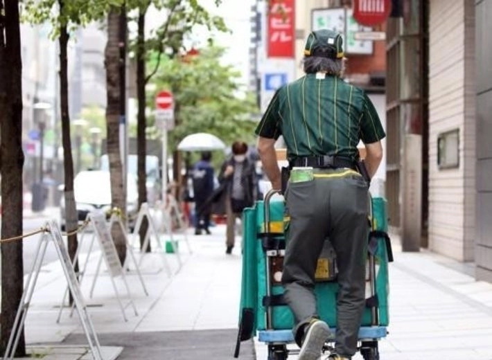 일본 도쿄에서 택배 배달하는 노인. 도쿄 연합뉴스