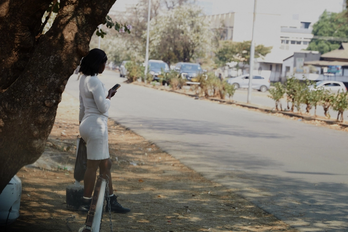 1일(현지시간) 짐바브웨 수도 하라레의 길거리에서 성매매 여성이 서 있다. 2025.9.1 하라레 AFP 연합뉴스