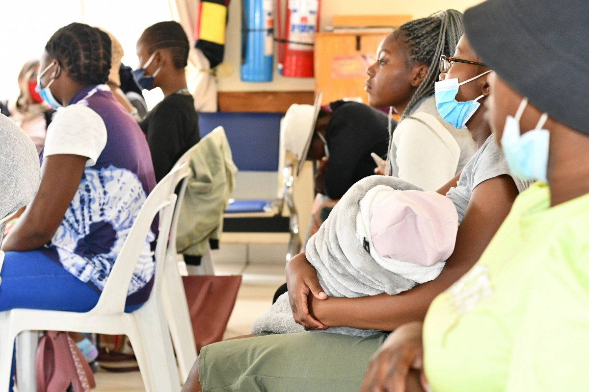 짐바브웨의 10대 임신부들이 수도 하라레에 있는 국경없는의사회(MSF) 짐바브웨 지부를 찾아 임신과 출산 관련 교육을 받고 있따. 자료 : 국경없는의사회(MSF) 짐바브웨 지부