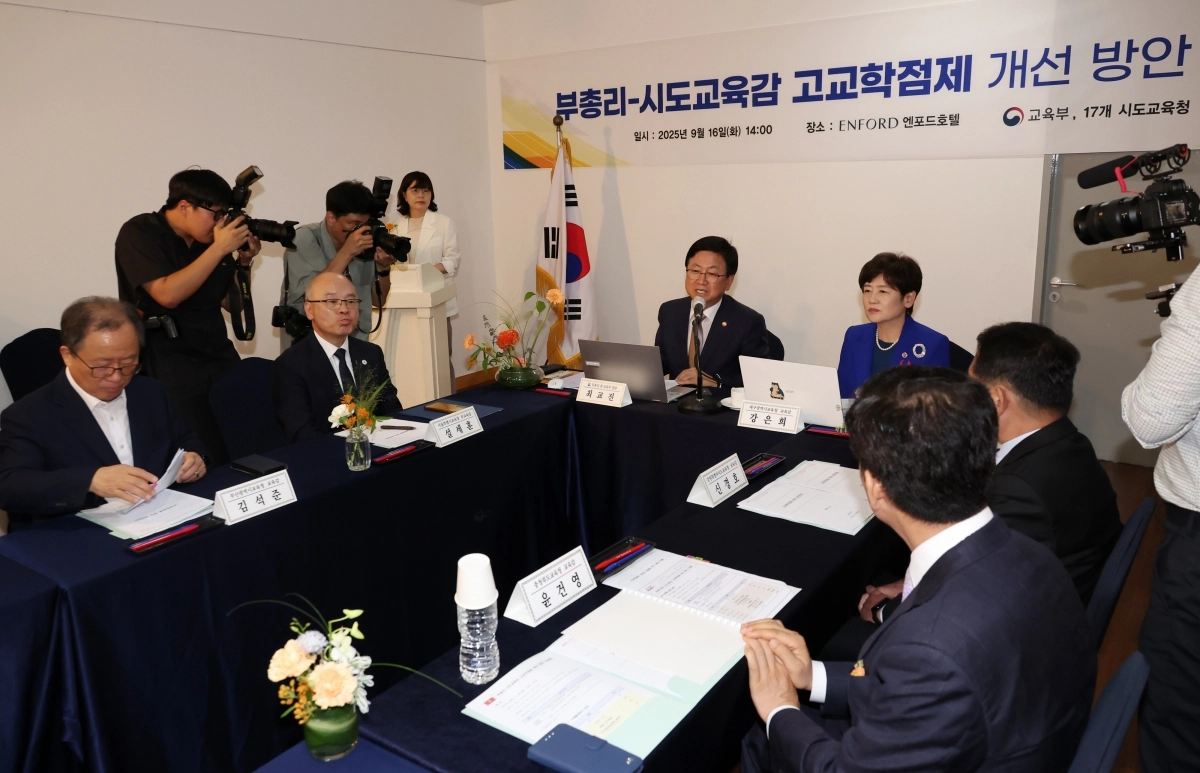 최교진 부총리 겸 교육부 장관이 16일 청주 엔포드호텔에서 열린 시도교육감들과의 간담회에서 발언하고 있다.     이번 간담회는 최 장관과 시도교육감들이 처음 만나는 자리로, 고교학점제와 관련한 시도교육청의 의견을 청취하기 위해 마련됐다. 교육부 제공