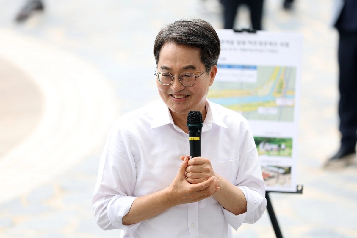 16일 국가정원 조성 예정지 현장 방문을 위해 안양천쌍개울문화광장을 방문한 김동연 경기도지사가 인사말을 하고 있다. (경기도 제공)