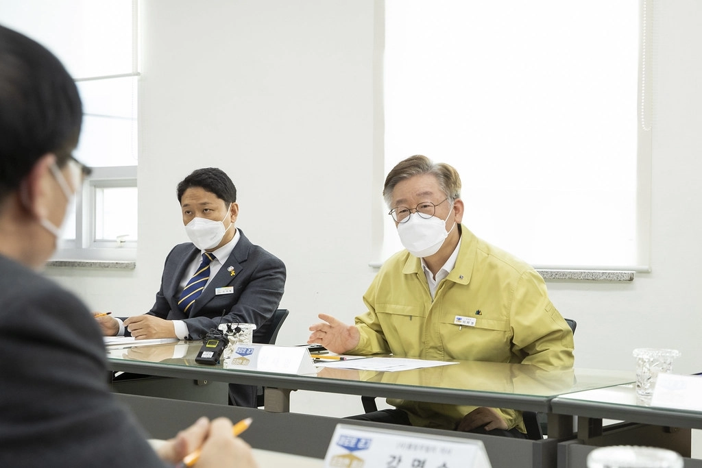 지난 2020년 4월 16일 이재명 경기도지사가 수원시 팔달구 화서2동 행정복지센터를 방문해 경기 극저신용대출 관계자들과 간담회를 하고 있다. (경기도 제공)