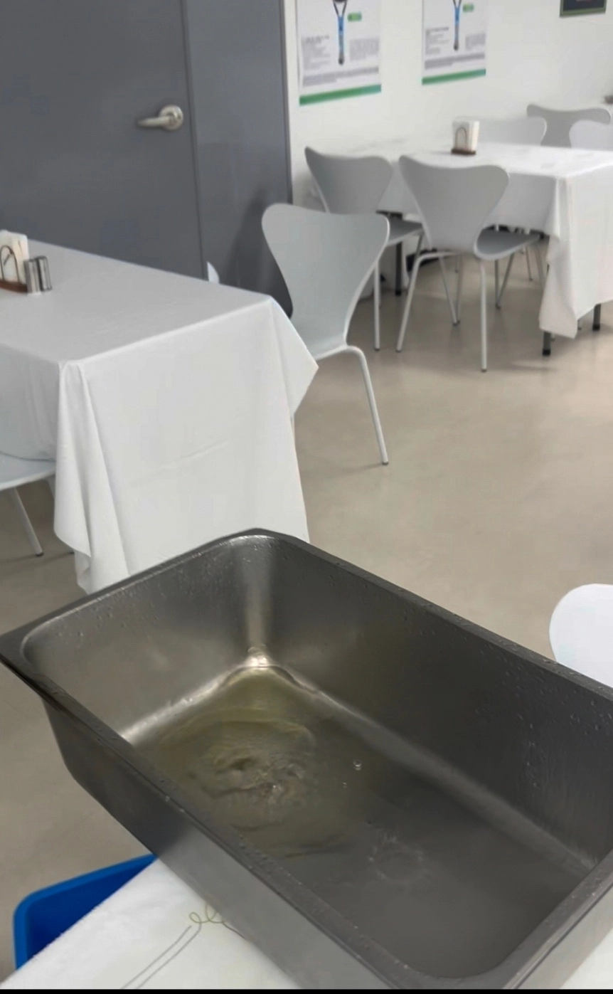 플레이어 라운지 천장에서 떨어지는 빗물을 양동이로 받아내는 모습. 대회조직위원회 제공